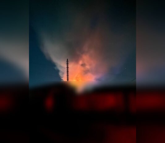 Россияне атаковали Хмельницкий реактивным БПЛА: в результате обстрела горит рынок (видео)