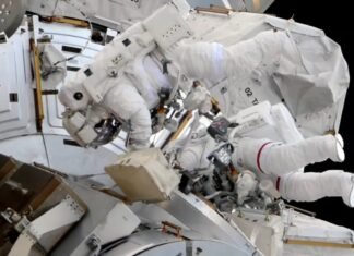 Исторический выход в открытый космос: астронавта МКС пришлось спасать (видео)