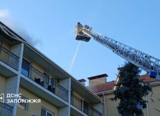 В Запорожской области вражеские атаки привели к возгоранию в жилом комплексе, ангарах и домах