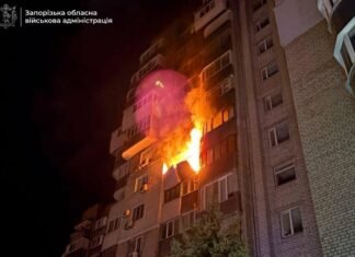 В Запорожье в результате вражеского удара возник пожар в многоэтажке