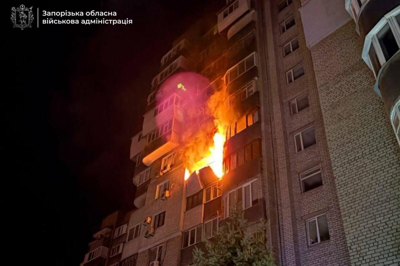 В Запорожье в результате вражеского удара возник пожар в многоэтажке