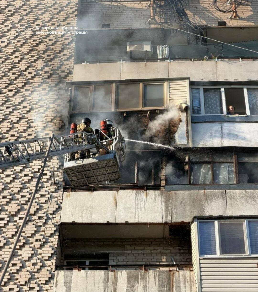 В Запорожье беспилотник попал в многоэтажку: ранен мужчина