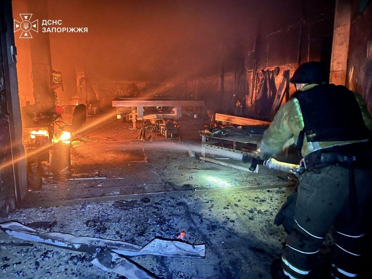 В Запорожье из-за вражеской атаки занялось СТО, – ГСЧС