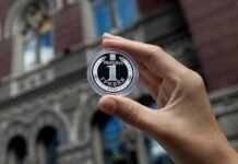 НБУ выпустил серебряную монету в честь 30-летия гривни – фото