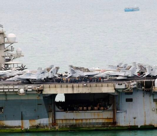 Весь ржавый: авианосец США прибыл в Таиланд после рекордного срока в море (видео)