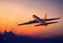 Пассажир сорвал рейс самолета в США: после драки его буквально привязали к креслу (фото, видео)