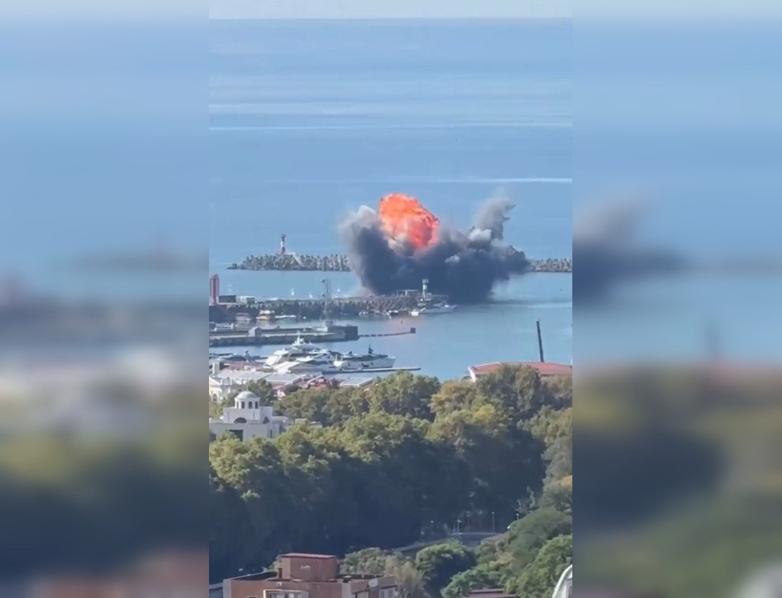 Сочи атаковали морские дроны: взорвали корабль NEFRIT из Новороссийска (видео)
