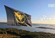 Образовательная платформа Dronarium Academy поздравила ГУР с Днем военной разведки их флагом над Киевской областью