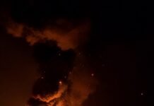 РФ ударила по складам в Гостомеле: над городом огненный столб, очевидцы говорят о детонации