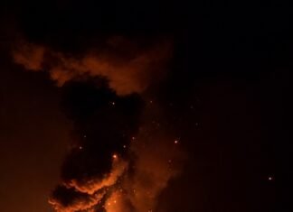 РФ ударила по складам в Гостомеле: над городом огненный столб, очевидцы говорят о детонации