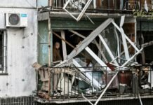 В Запорожье по меньшей мере 77 домов пострадали в результате вражеской атаки