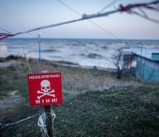 В Коблево семья подорвалась на мине на закрытом пляже