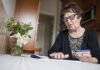Пенсионерам за границей могут остановить выплаты: юрист назвала причину