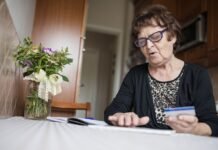 Пенсионерам за границей могут остановить выплаты: юрист назвала причину