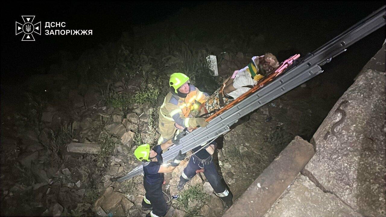В Запорожье 19-летний парень упал с восьмиметрового пирса