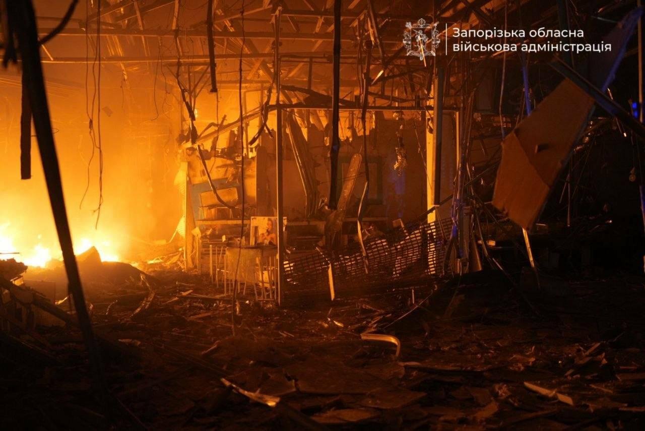 Армия РФ атаковала дронами ТРК City Mall в Запорожье: в здании возник пожар