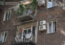 В двух районах Запорожья из-за российской атаки повреждены 17 многоэтажек