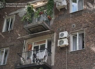 В двух районах Запорожья из-за российской атаки повреждены 17 многоэтажек