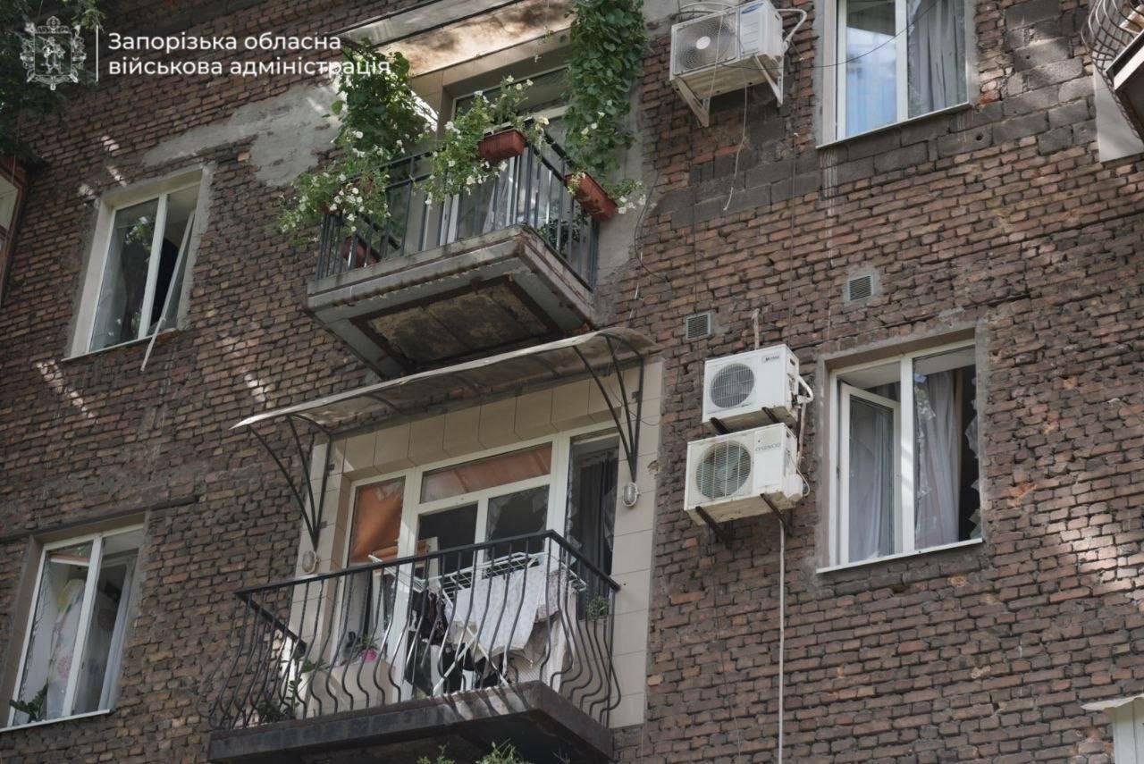 В двух районах Запорожья из-за российской атаки повреждены 17 многоэтажек