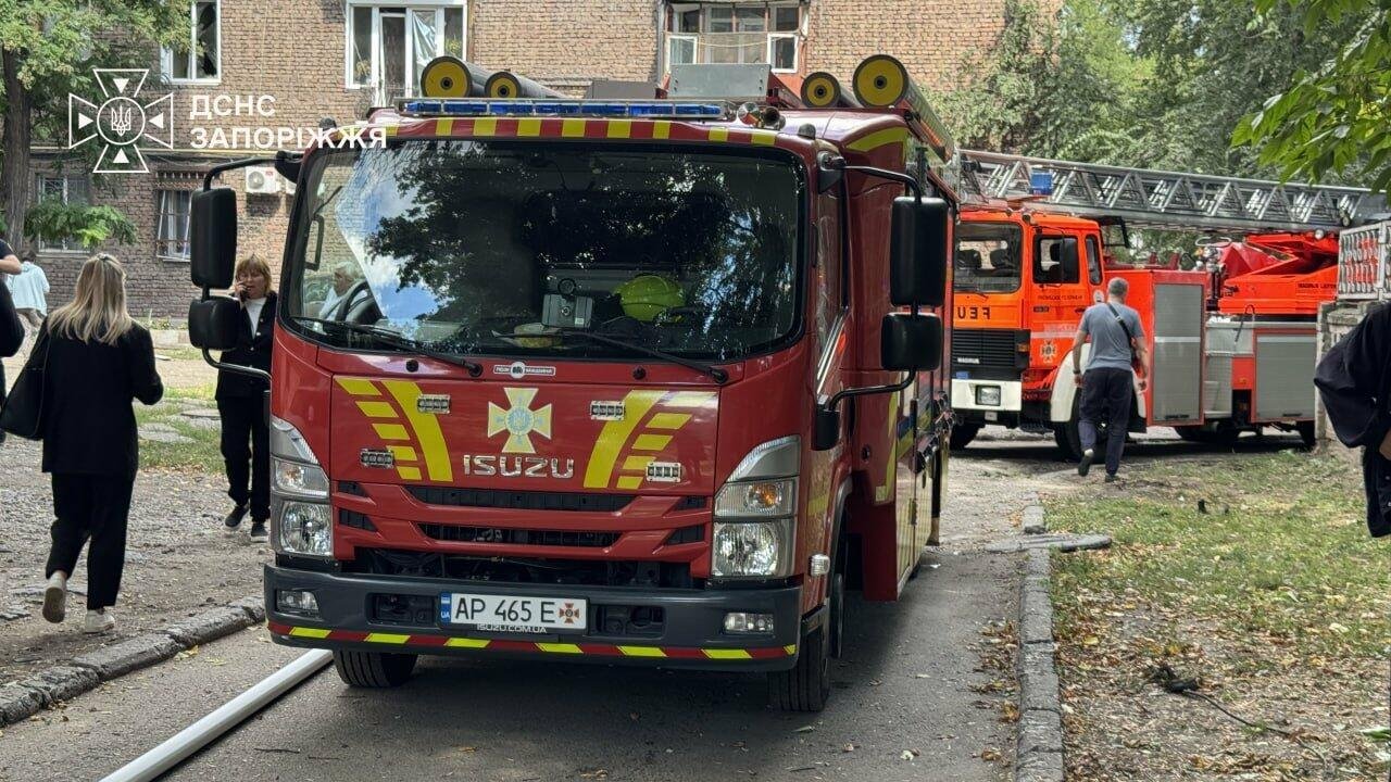 В Запорожье из-за российских атак возникло шесть пожаров: загорелись дома и автомобили