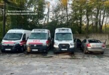 Россияне повредили еще одно медучреждение в Запорожье: пострадали машины скорой помощи