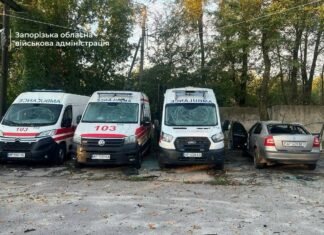 Россияне повредили еще одно медучреждение в Запорожье: пострадали машины скорой помощи