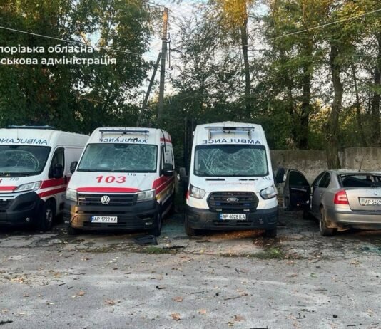 Россияне повредили еще одно медучреждение в Запорожье: пострадали машины скорой помощи