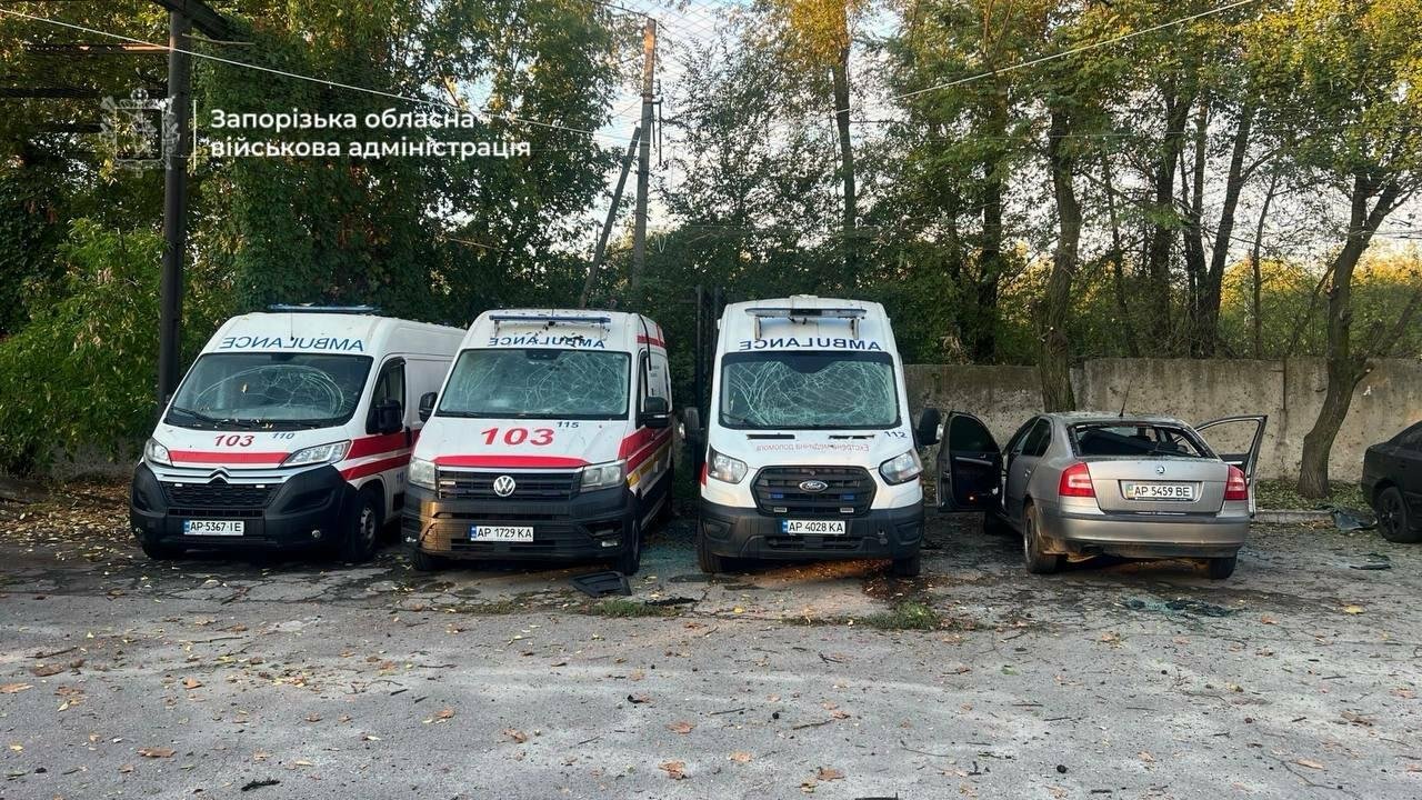 Россияне повредили еще одно медучреждение в Запорожье: пострадали машины скорой помощи