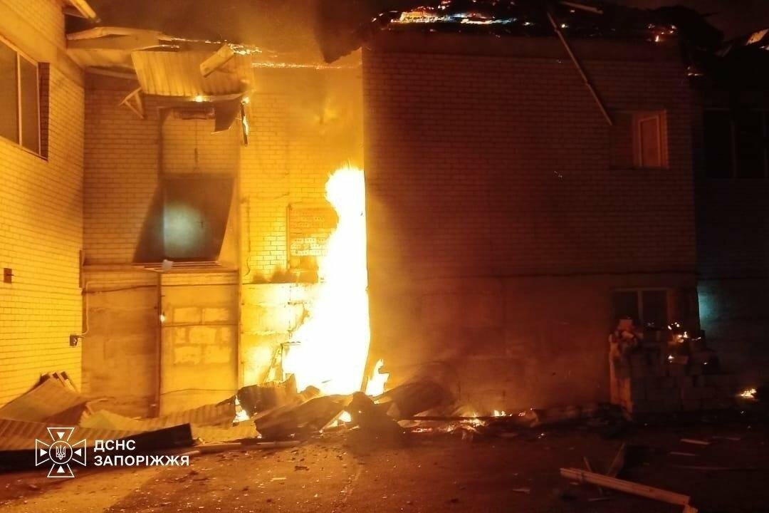 В пригороде Запорожья в результате обстрелов возникли четыре пожара: горели дом, автомобиль и предприятие