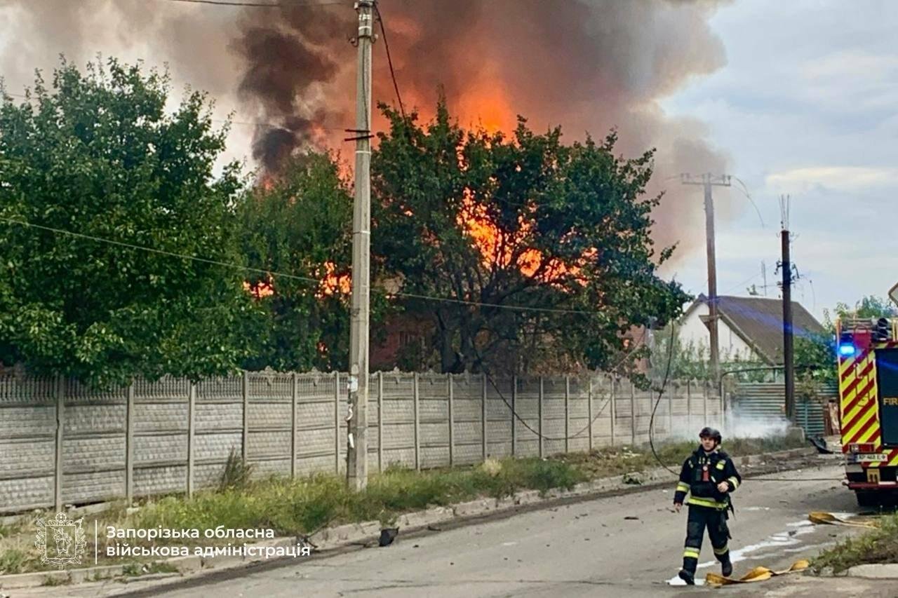 В Запорожье в результате удара БПЛА вспыхнул пожар: погиб человек
