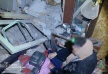 В Комышевахе после повторной российской атаки спасли женщину, заблокированную в квартире