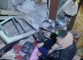 В Комышевахе после повторной российской атаки спасли женщину, заблокированную в квартире