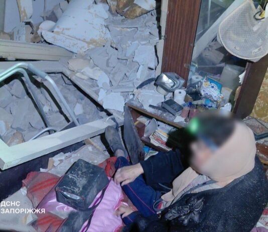 В Комышевахе после повторной российской атаки спасли женщину, заблокированную в квартире