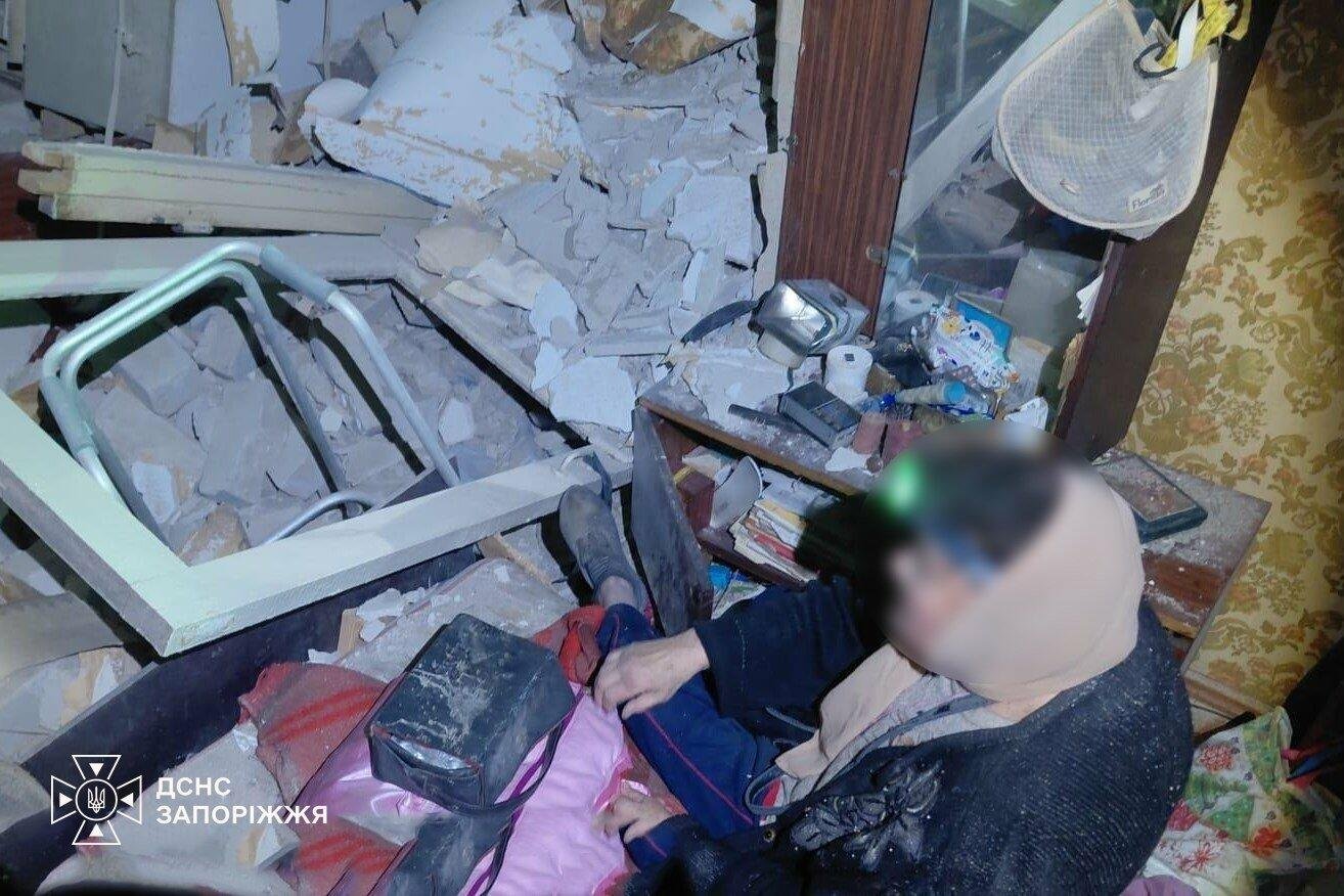 В Комышевахе после повторной российской атаки спасли женщину, заблокированную в квартире