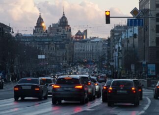 В Киеве будут по-новому работать светофоры во время минуты молчания: что изменится