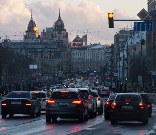 В Киеве будут по-новому работать светофоры во время минуты молчания: что изменится