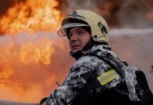 В Киеве пожар в доме и поврежден ТРЦ: Кличко рассказал о последствиях атаки РФ