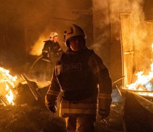 В Хмельницком после атаки РФ произошла повторная детонация: ранены 4 спасателя