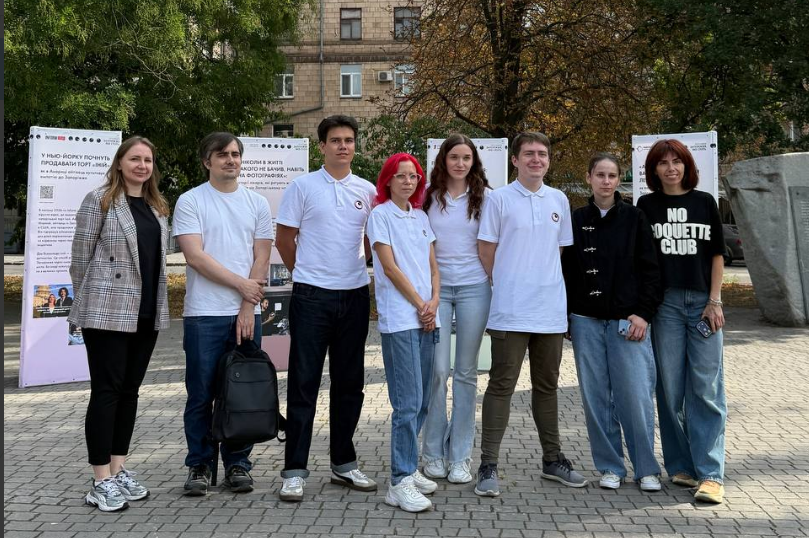 «Запорожье, которое стоит»: местные медиа презентовали выставку историй о жизни людей и громад во время войны