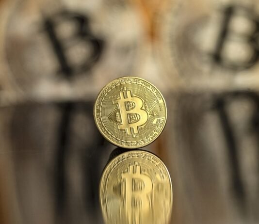 Bloomberg: Биткоин дешевеет из-за сомнений инвесторов относительно расходов на ИИ