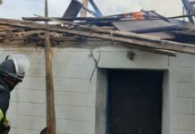 В Запорожском районе спасатели гасили возгорание дома после вражеской атаки