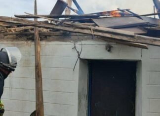 В Запорожском районе спасатели гасили возгорание дома после вражеской атаки