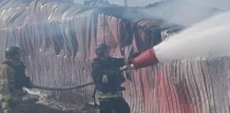 В Запорожском районе из-за вражеского удара загорелось складское помещение