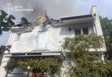 В пригороде Запорожья погасили возгорание дома из-за вражеского удара