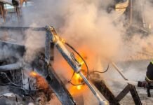 В Запорожском районе вражеские атаки привели к возгоранию домов и трактора на складе