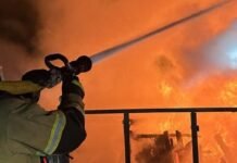 В Запорожской области вражеские атаки вызвали возгорание склада и домов