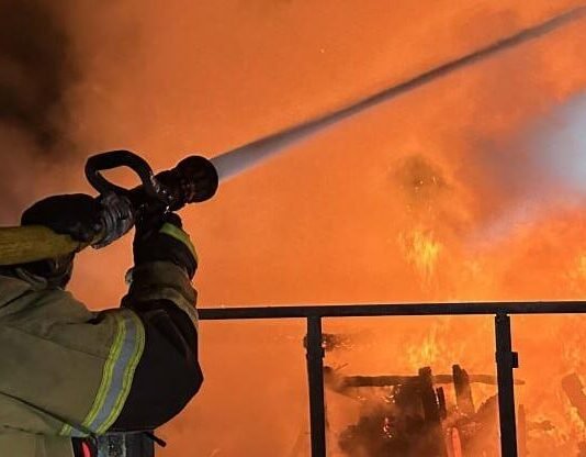 В Запорожской области вражеские атаки вызвали возгорание склада и домов