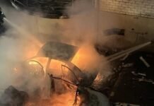 В Запорожье в результате вражеской атаки занялись два автомобиля