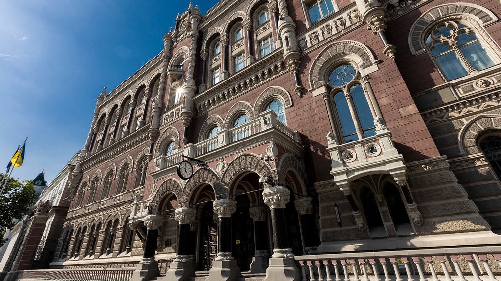 НБУ ухудшил прогноз: вместо роста на 1,8% ожидает сокращения экономики