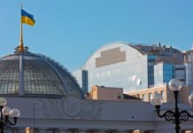 Рада изменила правку о PEP, которая блокировала международную помощь для Украины